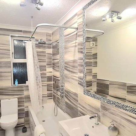 Spacious 3 Bed Flat Near The Sea With Parking Bournemouth Bagian luar foto