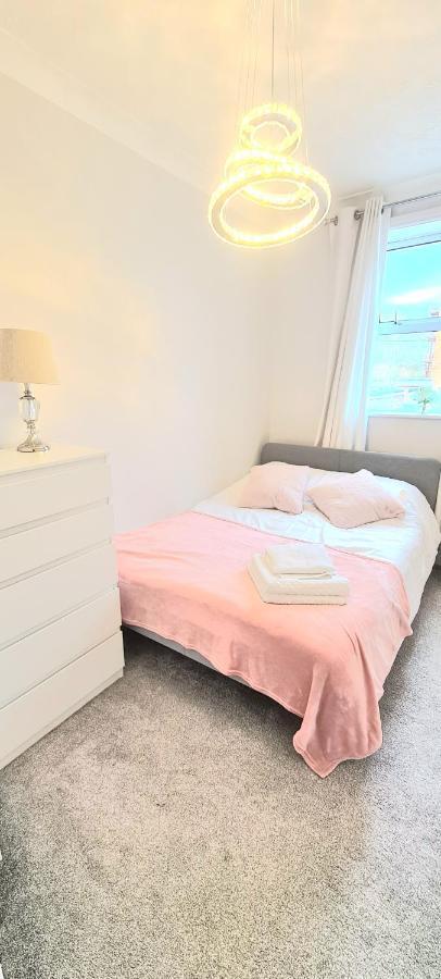 Spacious 3 Bed Flat Near The Sea With Parking Bournemouth Bagian luar foto