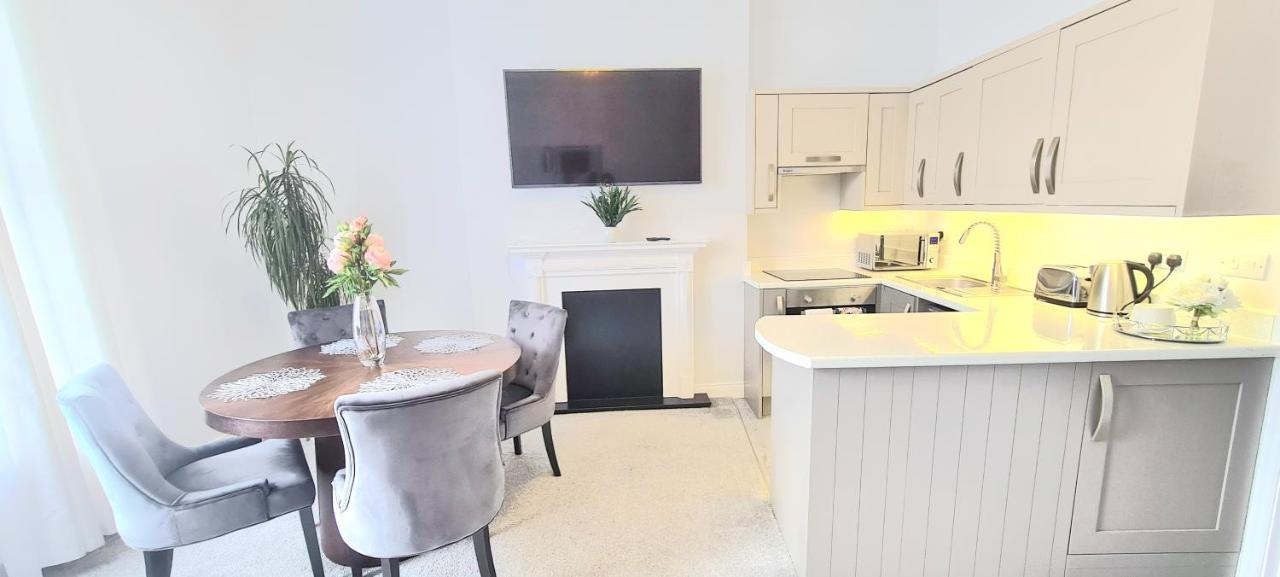 Spacious 3 Bed Flat Near The Sea With Parking Bournemouth Bagian luar foto