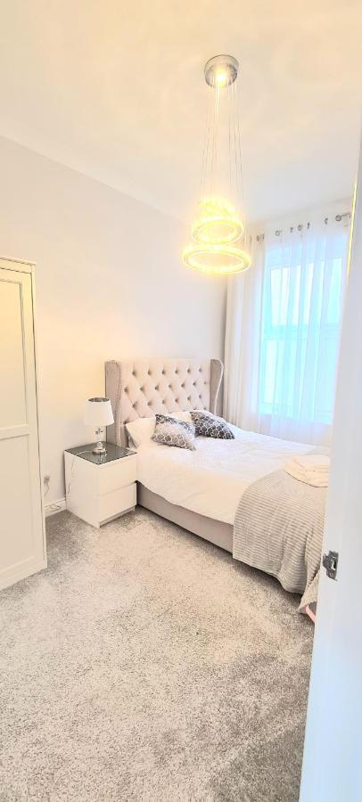 Spacious 3 Bed Flat Near The Sea With Parking Bournemouth Bagian luar foto